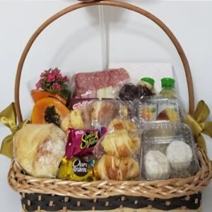 Cesta de Café da Manhã com frios , pães, chocolate e suco